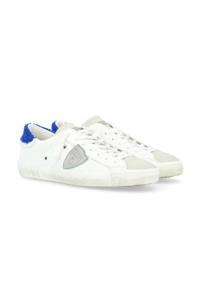 Sneakers bianchi con accenti blu e grigi, tessuto testurizzato attorno al collo e suola in gomma con un motivo a spina di pesce.