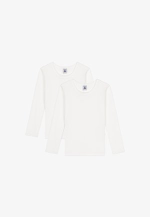 Două tricouri albe simple cu mâneci lungi și gât rotund, suprapuse și prezentate din față, pe un fundal alb.