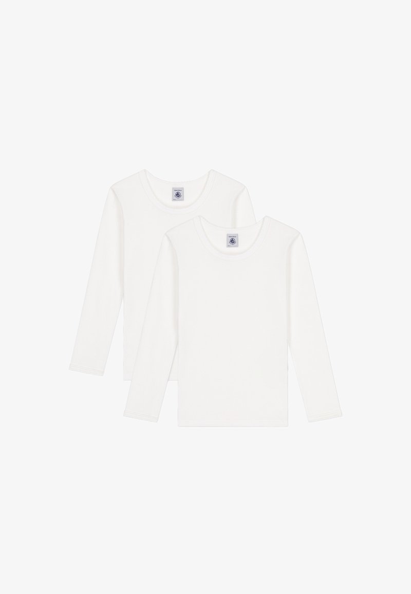 To ensfarvede hvide langærmede shirts med rund hals lagt i stak, set forfra, på en hvid baggrund.