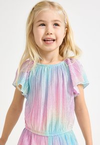 Flerfärgad, plisserad klänning med pastellnyanser av blått, rosa och lavendel; elastisk midja; genomskinliga fladderärmar; lätt material.