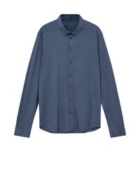 Camicia a maniche lunghe, con bottoni, di un blu tenue, con colletto classico e polsini abbottonati, stesa su uno sfondo bianco.
