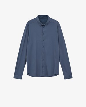 Duga košulja s dugim rukavima, na gumbe, u prigušenoj plavoj boji, s klasičnom ovratnikom i zakopčanim manžetama, postavljena ravno na bijeloj pozadini.