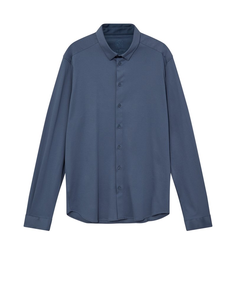 Camicia a maniche lunghe, con bottoni, di un blu tenue, con colletto classico e polsini abbottonati, stesa su uno sfondo bianco.