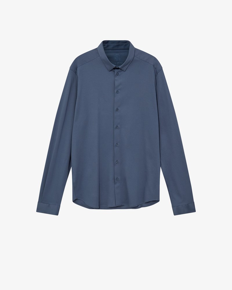 Chemise à manches longues, à boutons, de couleur bleue douce avec un col classique et des poignets boutonnés, posée à plat sur un fond blanc.