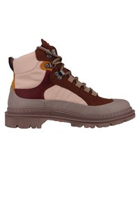 Buty trekkingowe w odcieniach beżowym, brązowym i bordowym, wykonane ze skórki z fakturowanym wykończeniem, z wyściełanym kołnierzem oraz metalowymi oczkami; gruba gumowa podeszwa z rowkami.