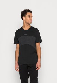 adidas Originals - ESSENT TEE - T-shirt med print - black Miniatyrbild 1