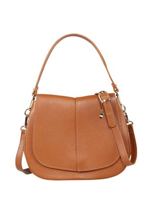 Bruine gestructureerde leren schoudertas met gebogen klep, verstelbare band en klein hanger met driekleurige vlag aan de gesp.