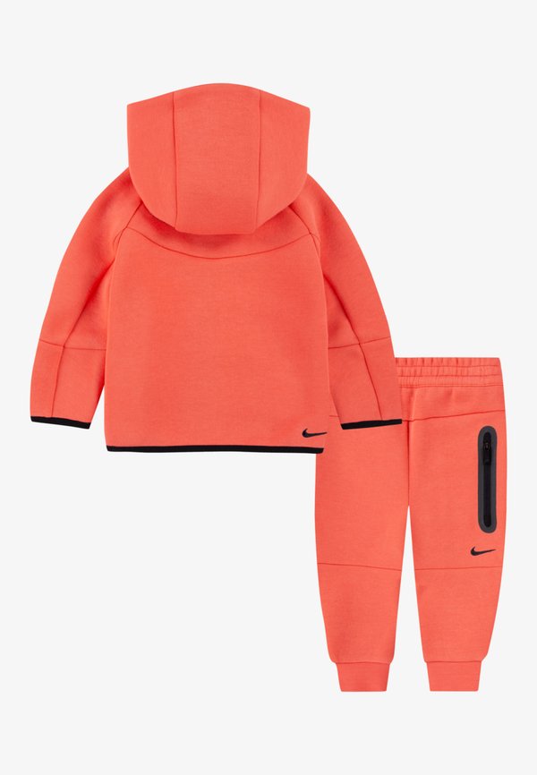 TECH UNISEX SET  - Tracksuit - magic ember2