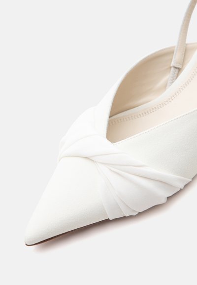 Γυναικείο λευκό παπούτσι slingback με μυτερή μύτη, με λεπτομέρεια από διπλωμένο ύφασμα μπροστά και απαλό ανοιχτό μπεζ εσωτερικό επένδυμα.