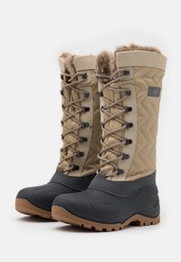 Bruine en grijze wandelschoenen met een bovenkant van gequilt stof, nepbontrand en rubberen zolen. Kenmerkt contrasterende veters en stevige hardware.