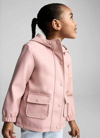 Svijetloružičasta kišna jakna s kapuljačom, prednjim kopčanjem na drukere, elastičnim manžetama i dva prednja džepa; izrađena od glatkog, vodoodpornog materijala.
