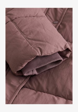 Chaqueta acolchada color malva con una textura suave, que presenta un interior de punto plegado en el puño y un exterior liso con detalles acolchados.