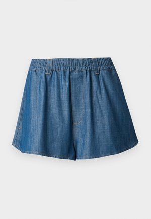 Shorts en denim bleu avec taille élastique et passants pour ceinture, plis à l'avant et ourlets incurvés, présentés à plat sur un fond blanc.