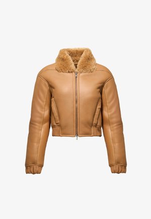 Chaqueta de bomber de cuero marrón con un suave collar de borrego beige, diseño corto, cierre de cremallera y puños fruncidos. Textura lisa, sin patrones.