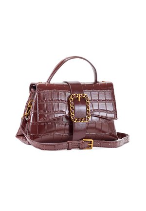 Bolso de mano de cuero marrón con textura de cocodrilo, asa superior, correa de hombro ajustable y gran hebilla de eslabones dorados en la solapa frontal.
