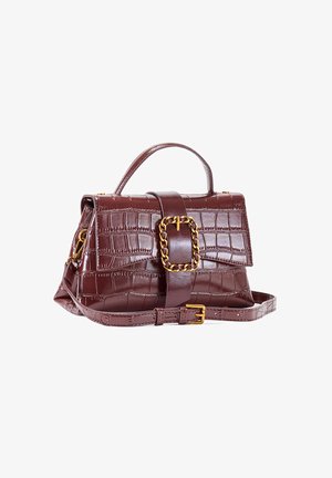 Bolso de mano de cuero marrón con textura de cocodrilo, asa superior, correa de hombro ajustable y gran hebilla de eslabones dorados en la solapa frontal.