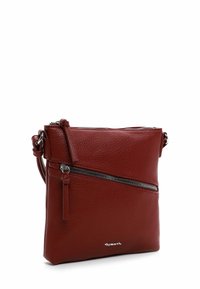 Červená kožená crossbody taška s texturovaným povrchem, vybavená šikmou kapsou se zipem, horním zipem na uzavření a odnímatelným popruhem.