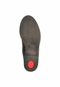 Suela de zapato de goma negra con patrón de agarre texturizado, con un acento circular rojo en el talón. Incluye marcas de tamaño y marca.