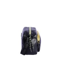 Bolsa de material sintético negro con cremalleras amarillas y verdes. Presenta un acabado texturizado y una correa para el hombro con detalles de logotipo.
