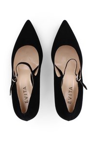 Chaussures à talons hauts en daim noir avec un bout pointu, des côtés découpés et une bride de cheville unique fermée par une boucle argentée.