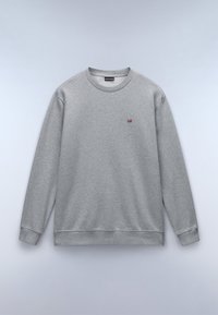 Sudadera gris de cuello redondo hecha de un tejido suave, con mangas largas y un pequeño logo de bandera en rojo y blanco en el pecho.