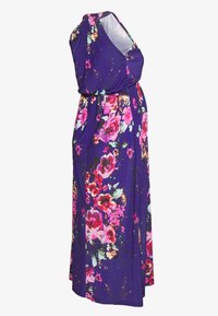 Robe maxi sans manches violette avec motif floral rose et rouge, col halter et taille froncée.