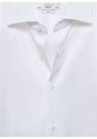 Hvid slim-fit skjorte med spredekrave, knaplukning og glat tekstur; har lyse knapper og en skræddersyet design.
