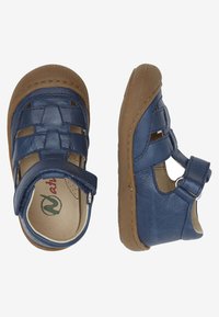 Modré kožené sandály s tkaným designem, nastavitelným páskem a gumovou podrážkou. Hladký povrch s hnědými akcenty. Vhodné pro aktivní nošení.