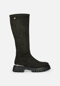 Botas negras de ante hasta la rodilla, con una suela de goma gruesa que presenta un patrón texturizado y un acento metálico en el tacón.