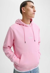 Różowa bluza z kapturem wykonana z miękkiego materiału, z kieszenią kangurką, regulowanym sznurkiem i detalem z logo na klatce piersiowej. Charakteryzuje się luźnym krojem.