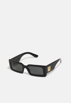 Óculos de sol retangulares pretos com lentes escuras, feitos de plástico brilhante. Apresentam um detalhe dourado numa das hastes e hastes lisas e direitas.