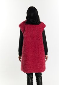 Nepbont vest in felroze met een gestructureerde, pluizige afwerking, met een mouwloos ontwerp en een rechte onderzoom.