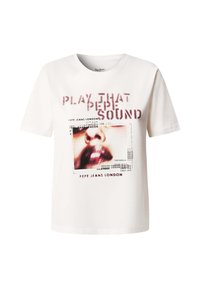 Maglietta bianca in cotone con stampa grafica e testo "PLAY THAT SOUND", accompagnata da un motivo fotografico di labbra e accenti testuali sovrapposti.