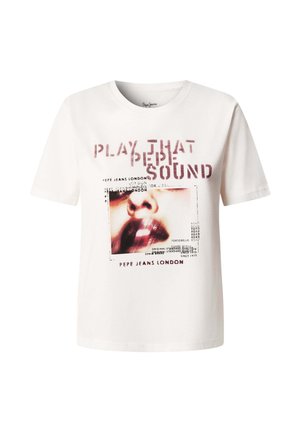 Camiseta blanca de algodón con un estampado gráfico que incluye el texto "PLAY THAT SOUND" y un diseño fotográfico de unos labios, con acentos de texto superpuestos.