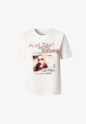 Camiseta blanca de algodón con un estampado gráfico que incluye el texto "PLAY THAT SOUND" y un diseño fotográfico de unos labios, con acentos de texto superpuestos.