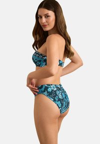 Ensemble de bikini floral comprenant un haut sans bretelles et un bas taille haute, fabriqué en tissu extensible de couleur bleu pétrole avec des motifs floraux bleus.