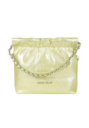 Borsa Marc Ellis lucida verde chiaro con parte superiore morbida arricciata e tracolla a catena d'argento sul davanti.