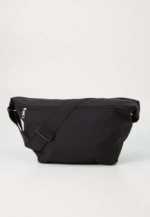Mustat kankaasta valmistettu olkalaukku, jossa on tyylikäs muotoilu, vetoketjullinen yläosa, säädettävä hihna ja sileä pinta. Kompakti ja käytännöllinen.
