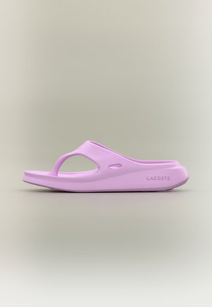 Ciabatta Lacoste viola chiaro con punta aperta, suola spessa e logo sul lato, su sfondo neutro.