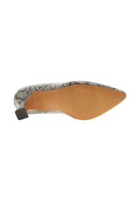 Escarpin à bout pointu en imprimé serpent gris et noir, avec une tige lisse et une semelle en caoutchouc beige texturée. Accent de talon carré.
