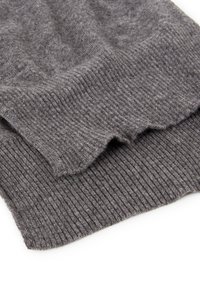Tejido de suéter gris de punto, con textura acanalada, mezcla suave de lana, con grosor variable en los bordes y un sutil patrón jaspeado.