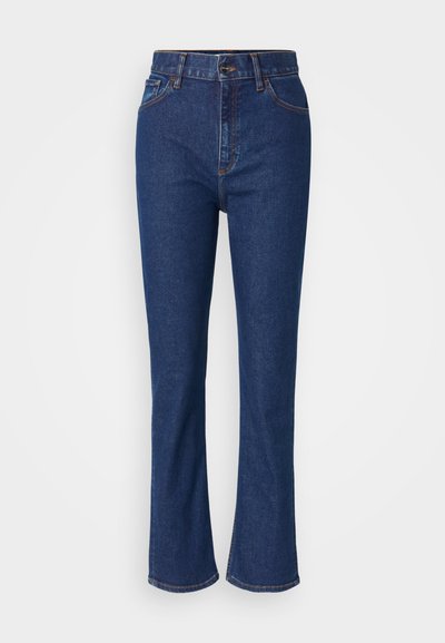 Jeans in denim blu a vita alta con gamba a zampa d'elefante, con cuciture visibili, bottone frontale e cinque tasche per funzionalità.