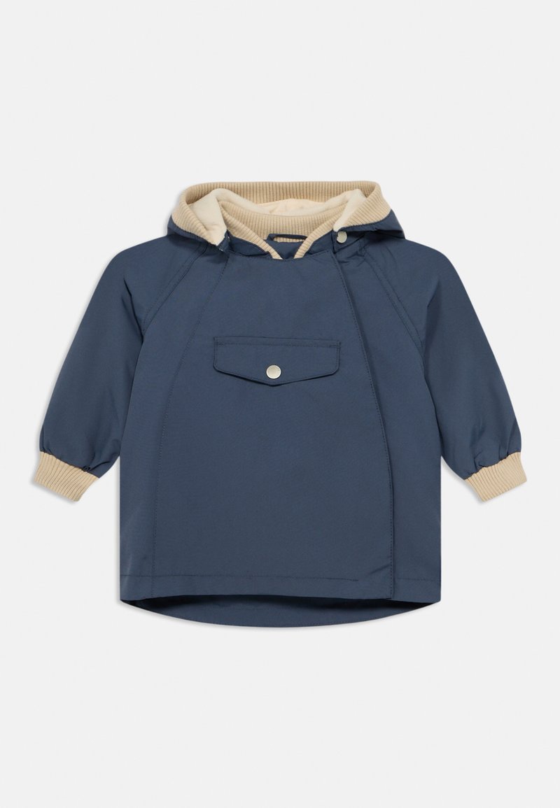 Αδιάβροχο μπουφάν σε ναυτικό μπλε χρώμα με μπεζ κουκούλα και ριμπ μανσέτες, που διαθέτει μπροστινή τσέπη με κουμπί ασφαλείας. Κατασκευασμένο από ελαφρύ, αδιάβροχο υλικό.