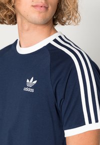 adidas Originals STRIPES TEE UNISEX - Marškinėliai su spaudiniu - night indigo