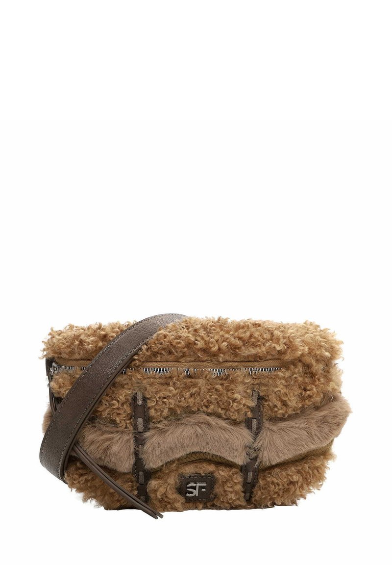 Borsa in pelliccia color tan con texture riccia, caratterizzata da una chiusura con zip, dettagli in cuoio marrone e una tracolla staccabile. Logo visibile sul davanti.