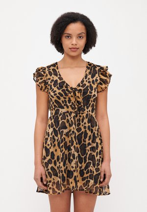 Leopardprint jurk met een diepe V-hals, korte ruches mouwen en een getailleerde taille. Gemaakt van lichtgewicht, doorschijnende stof.