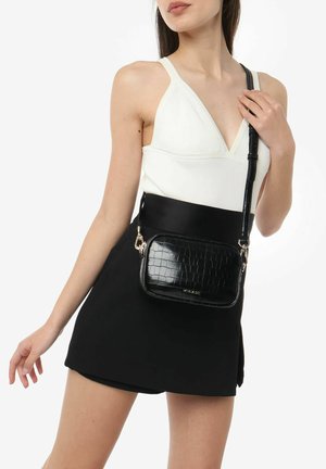 Zwarte krokodillenembossed crossbody tas met een rechthoekige vorm, gouden hardware-accenten en een gestructureerd oppervlak. Verstelbare schouderriem inbegrepen.