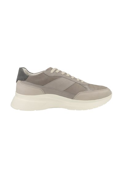 Baskets en suède gris avec un bout arrondi, une semelle intermédiaire crème et un accent de talon gris. Présente des lacets beige clair et une couture de panneau latéral subtile.