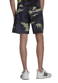Shorts sportivi camouflage in blu navy scuro e verde oliva, realizzati in un tessuto leggero. Rifiniti con tre strisce nere lungo i lati.