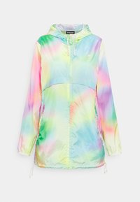 Lekka kurtka z kapturem, z zamkiem z przodu, sznurkami do regulacji, bocznymi kieszeniami oraz pastelowym wzorem tie-dye w odcieniach zieleni, niebieskiego, różowego i żółtego.